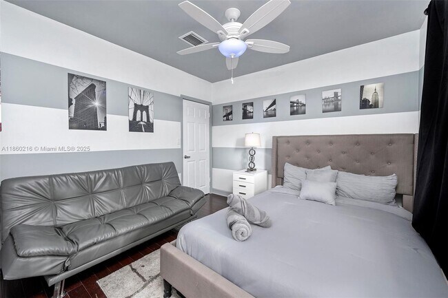 Building Photo - 250 NE 158th St