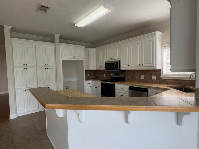 Building Photo - For Rent in Brandon School District!