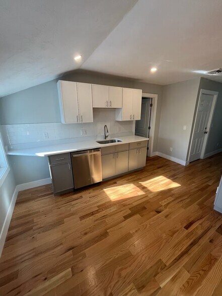 Building Photo - 33 Richards St