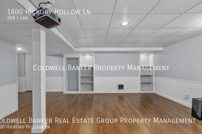 Building Photo - 1600 Hickory Hollow, Menasha