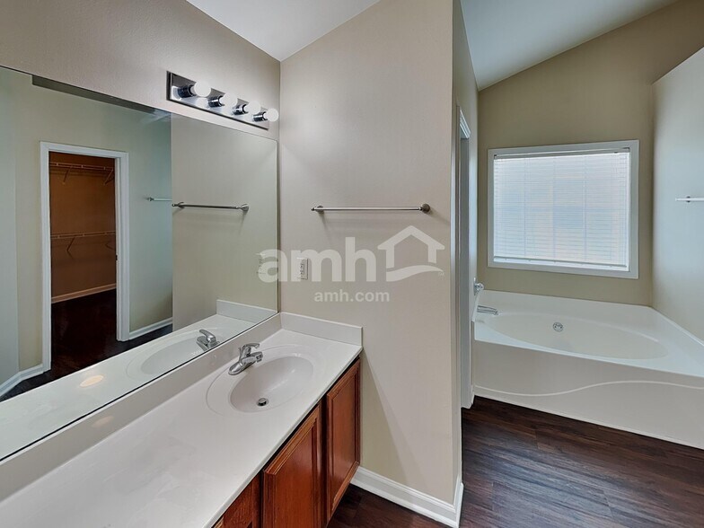 Building Photo - 6903 Grand Hickory Dr