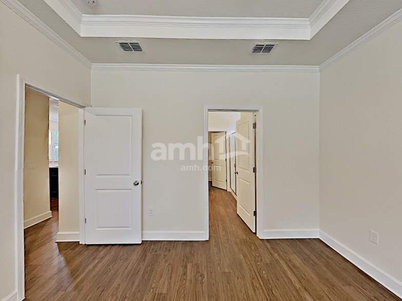 Building Photo - 2429 S Park Ave