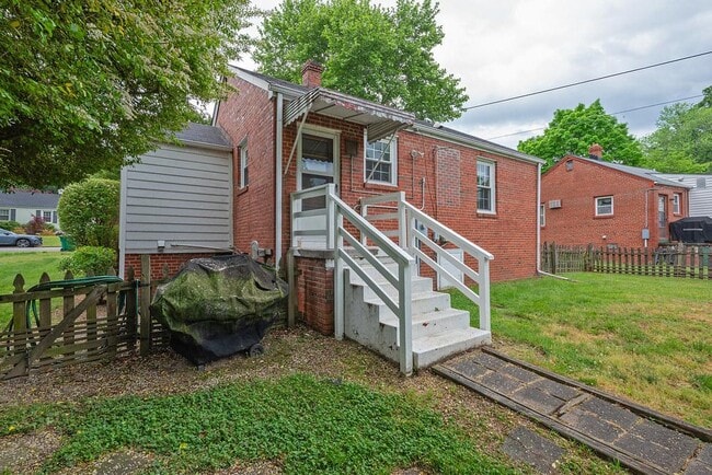 Building Photo - 6408 W Grace St