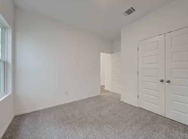 Building Photo - "Spacious 3-Bedroom Gem with 2 Full Baths ...