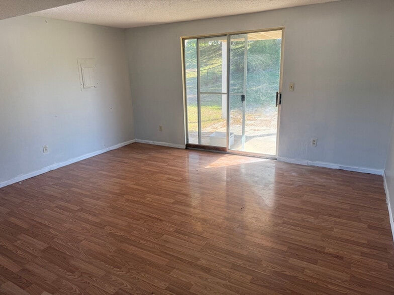 Building Photo - 3850 Jeff Dr