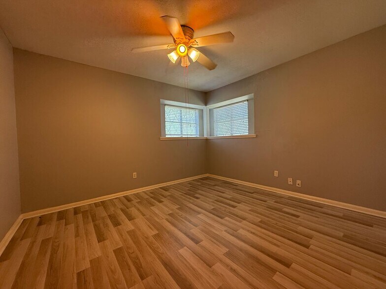 Building Photo - 422 Gamewood Dr