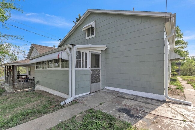 Building Photo - Bright & Updated 3-Bedroom Home Near Local Schools