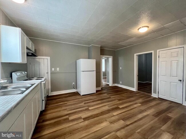 Building Photo - 6 Laurel Hill Ln