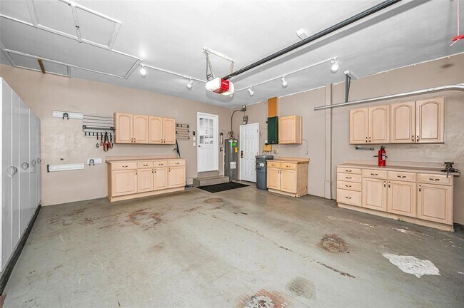 Building Photo - 1387 Hill Dr
