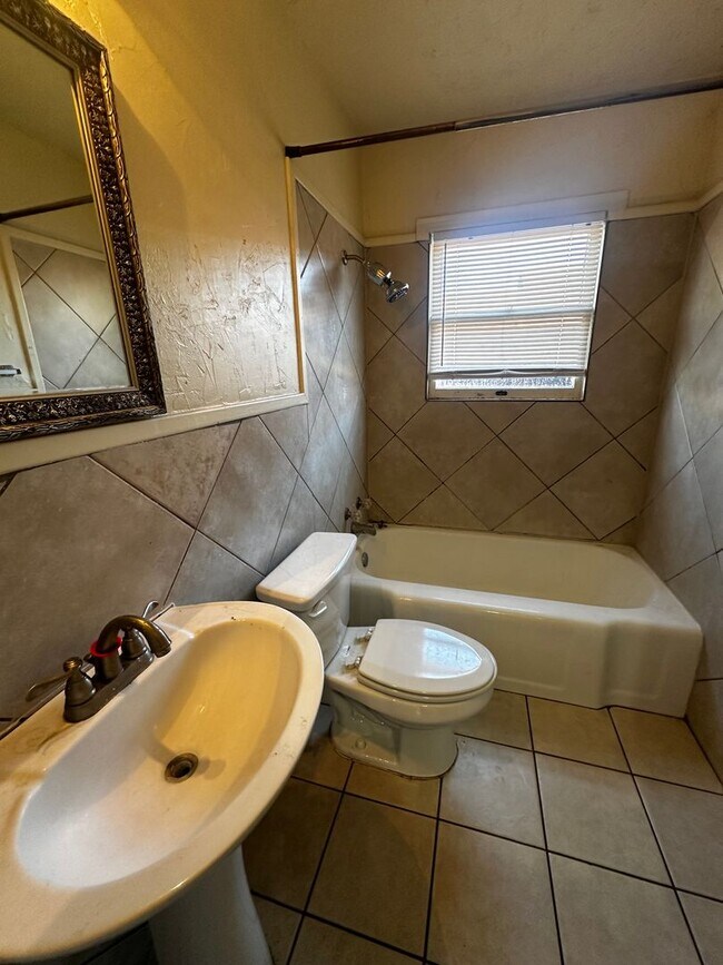 Building Photo - 3 bedroom 1 bathroom with 1 car garage in 76107