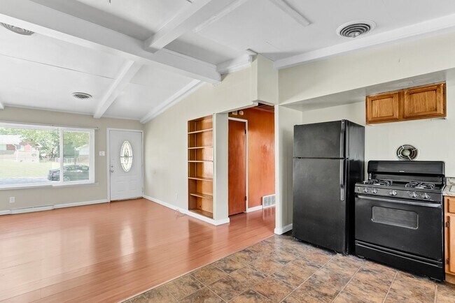 Building Photo - 2440 Castle Dr
