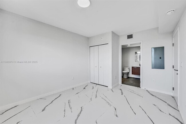 Building Photo - 840 NE 130th St