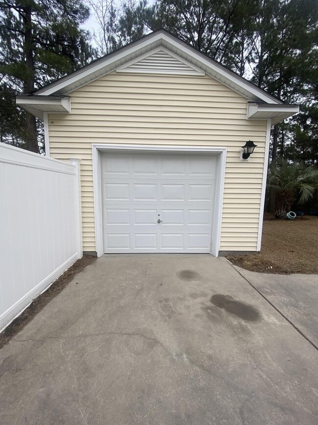 Building Photo - 421 Emerson Dr