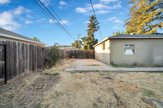 Building Photo - 1301 S Lee Ave