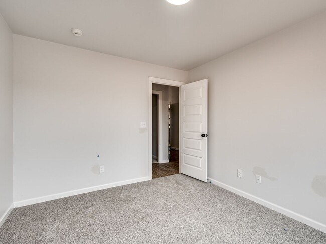 Building Photo - Newer Home in Moore!