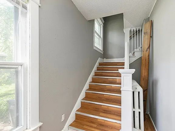Building Photo - "Charming 2-Bedroom Gem with Ample Space on Cottage Grove Avenue!"