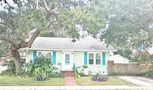 Primary Photo - Beachside bungalow, fully furnished