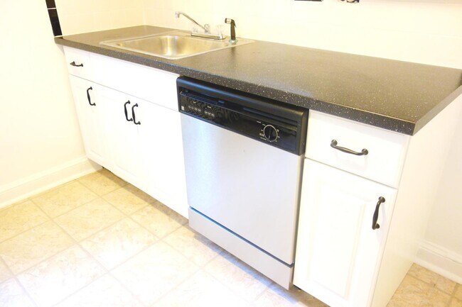 Building Photo - 8409 Greenwood Ave