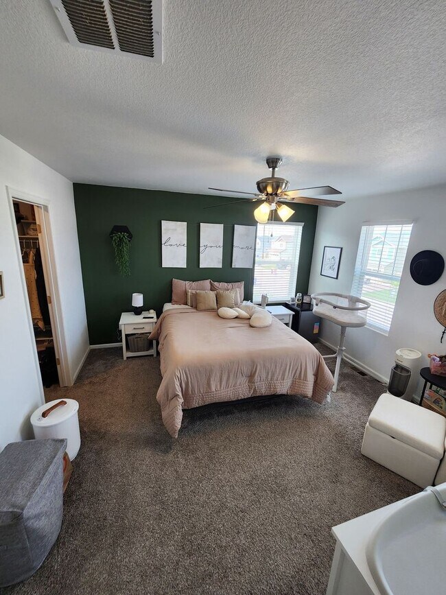 Building Photo - Beautiful 3-Bed, 3-Bath Home on a Spacious...