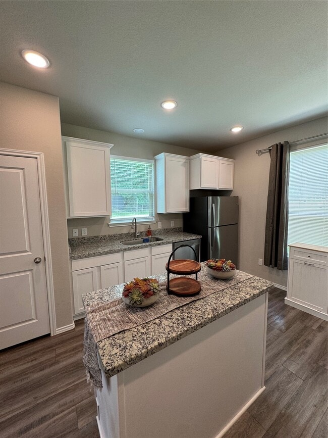 Building Photo - 710 Crystal River