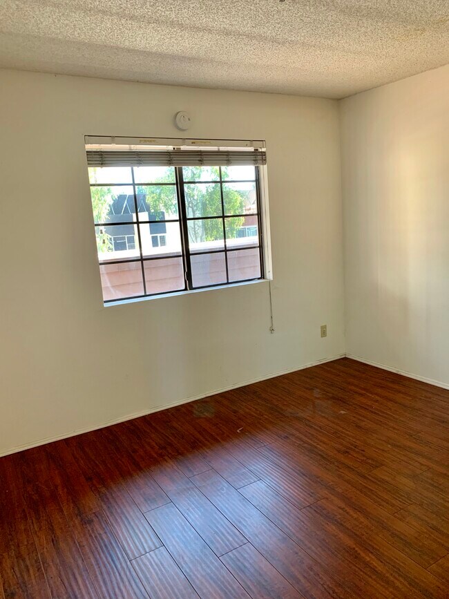 Building Photo - 6545 Reseda Blvd