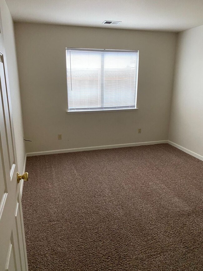 Building Photo - 2648 Alder Glen Dr