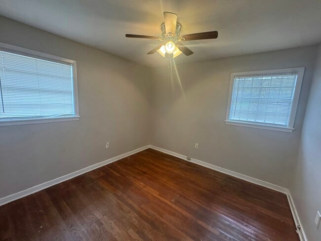 Building Photo - 2859 Kingsroad Ave