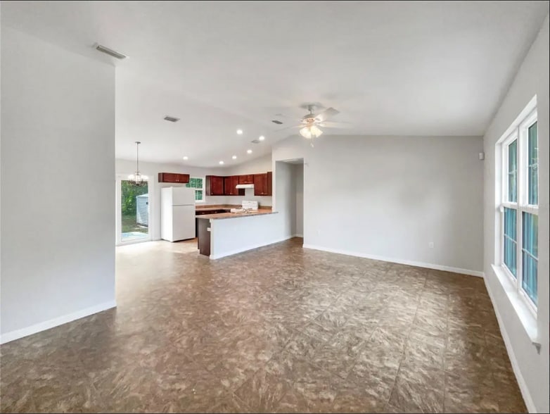 Building Photo - 1304 E Carolina Ave