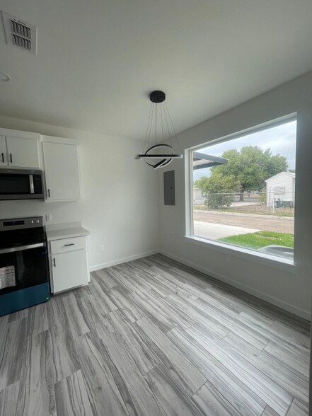 Building Photo - 708 W Seminole Ave