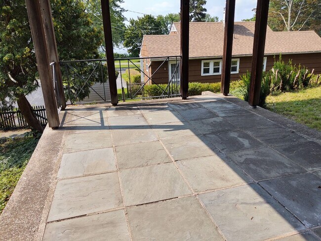 Building Photo - 712 1st St