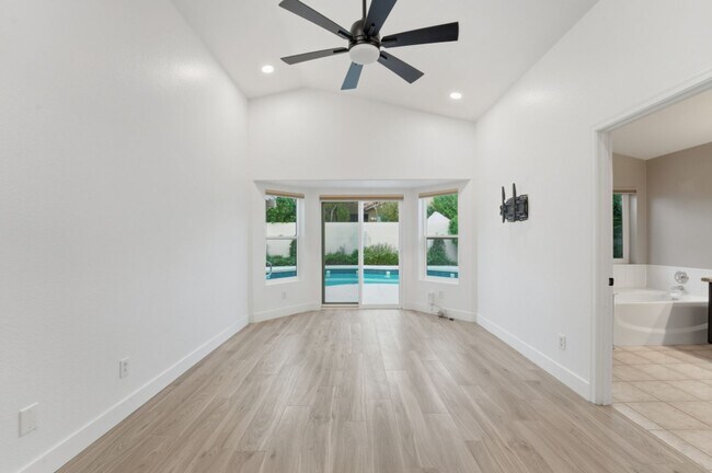 Building Photo - Modern & Spacious 3 Bed 2 Bath Home in Nor...