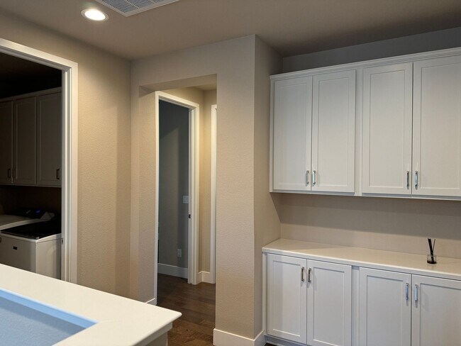 Building Photo - Fountaingrove 4 bedroom beauty