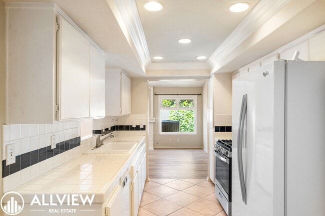 Building Photo - Coastal San Clemente Townhome with Brand New Flooring – Steps to the Beach!