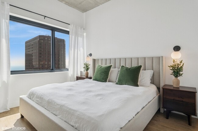 Building Photo - 235 W Van Buren St