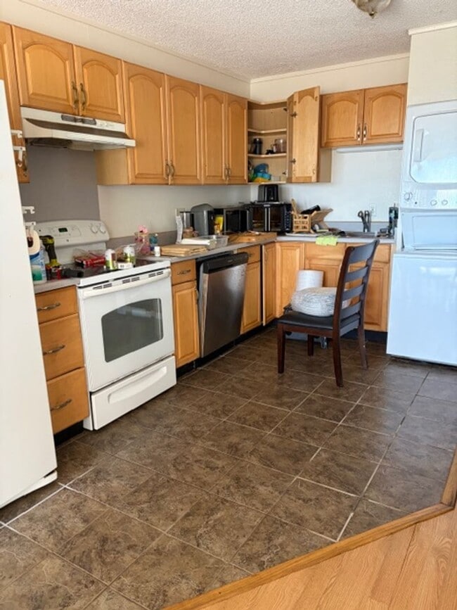 Building Photo - Spacious 2-Bedroom with Lanai Views & Pool Access