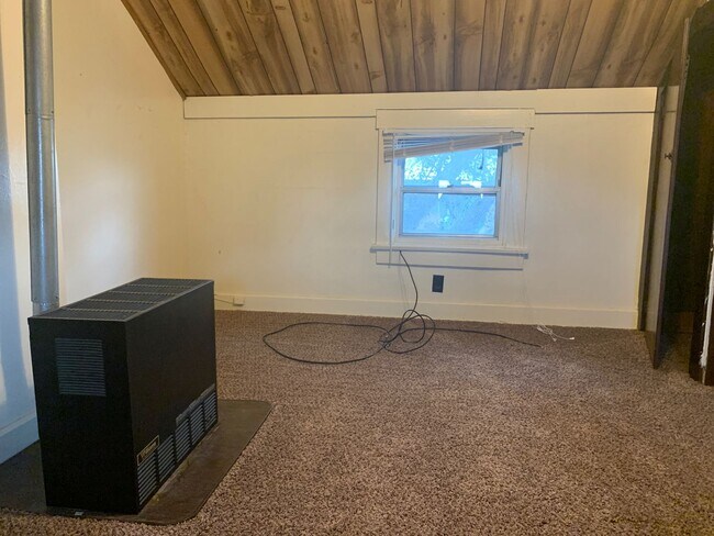 Building Photo - Small house in Wiles Hill section of Morgantown - Available 08/05!