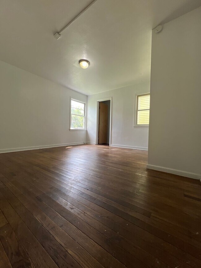 Building Photo - 4 Bedroom Available August 2026;  Monthly ...