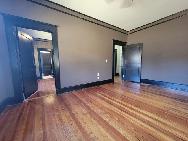 Building Photo - 10ft Ceilings - Chandeliers - Linen Gold S...
