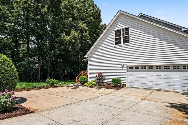 Building Photo - 10403 Persimmon Creek Dr