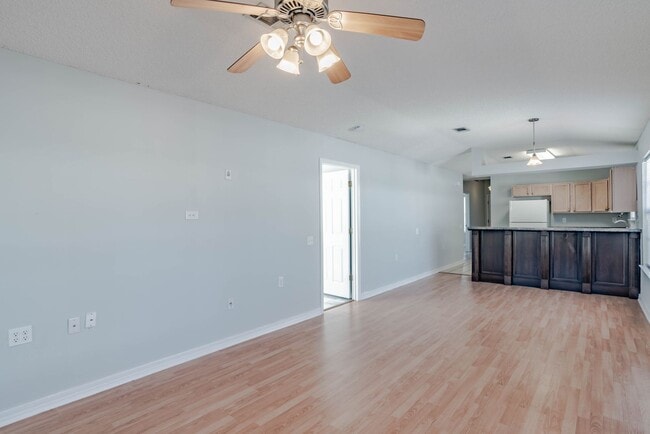 Building Photo - Well-maintained cottage home in Bellview