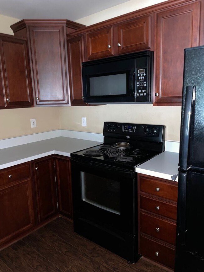 Building Photo - 2 BED, 2 BATH CONDO LOCATED IN GREENSBORO!