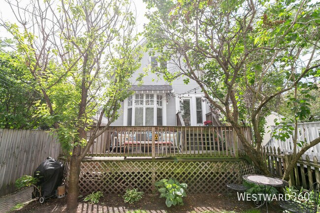 Building Photo - 3934 N Hermitage Ave