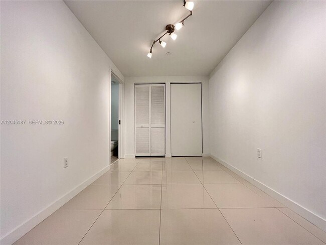 Building Photo - 9940 W Bay Harbor Dr