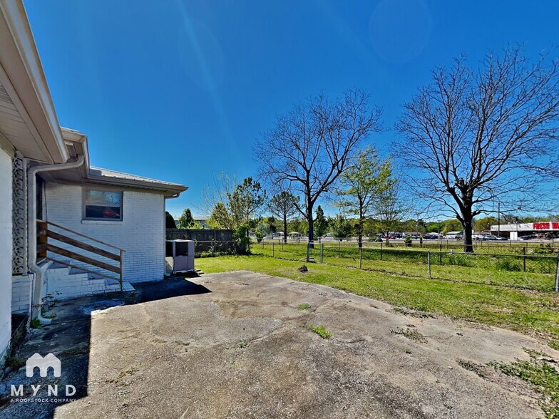 Building Photo - 616 Lewis Ave