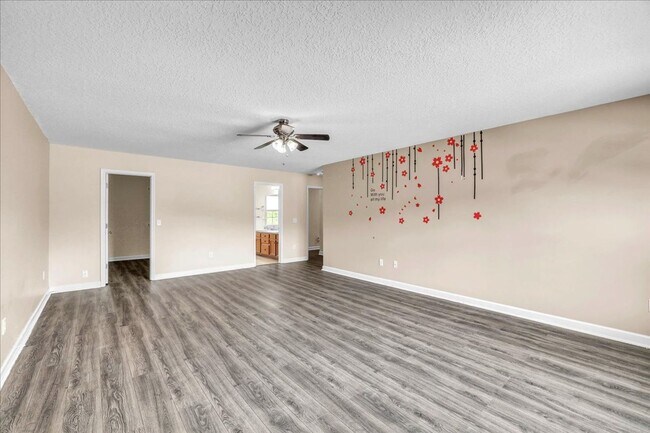 Building Photo - Spacious 4 Bed, 2.5 Bath in White Oak