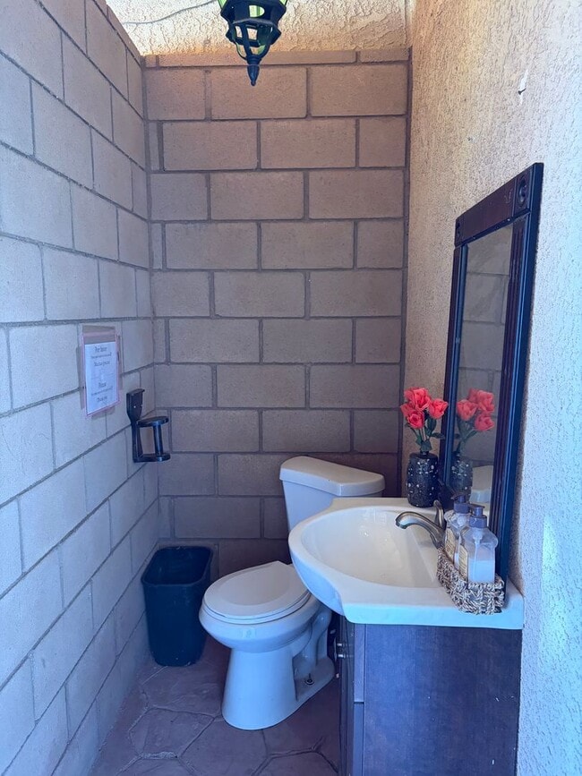 Building Photo - 3Bedroom/1.5 Bath Homeon 2.5 Acres...Rural Living At It's Best and For Only $2100 a Month