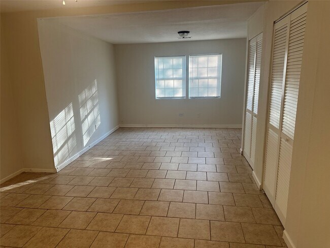 Building Photo - 9301 Chesterfield Dr