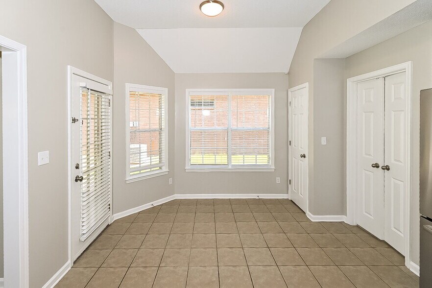 Building Photo - 7753 Meadow Ridge Ln
