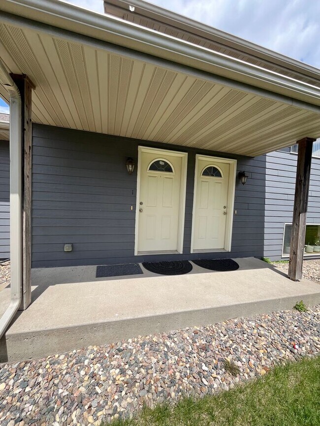 Building Photo - 3 Bed/2 Bath Apartment in Sioux Falls!