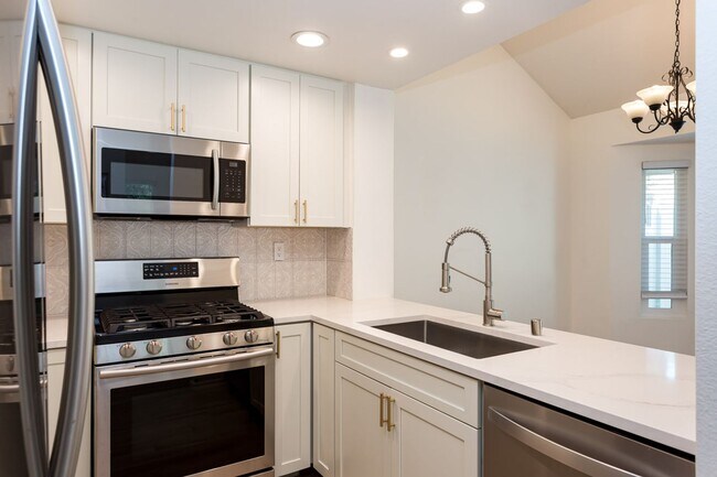 Building Photo - Charming Remodeled Townhome!